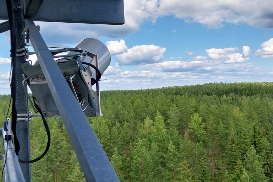 Pieni laserkeilain kiinnitettynä puomiin metsän reunalla